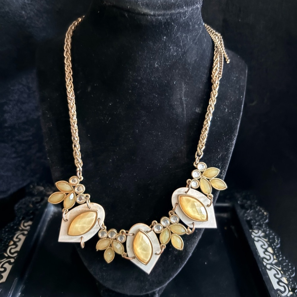 Elegant Gold and Cream Necklace